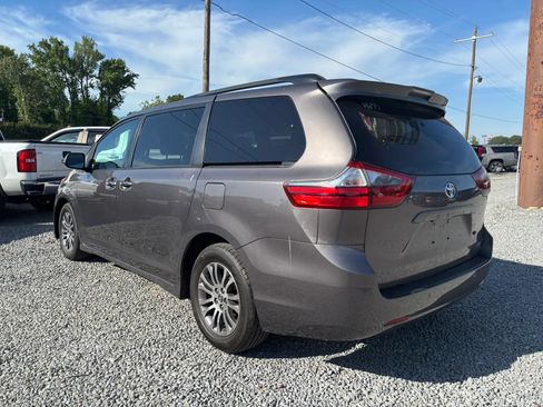 Used 2020 Toyota Sienna XLE Premium FWD image 12