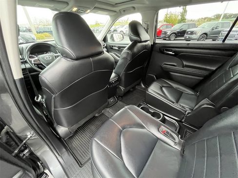 Used 2022 Toyota Highlander XLE image 26