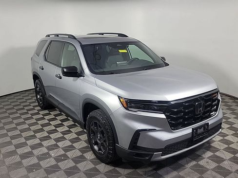 Certified 2025 Honda Pilot TrailSport image 2