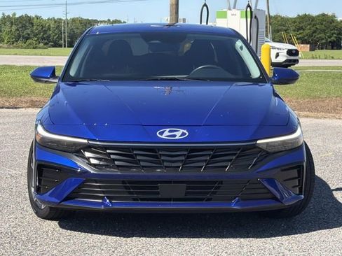 Used 2025 Hyundai Elantra SEL FWD image 2