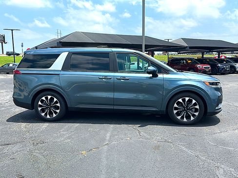 Used 2023 Kia Carnival EX FWD image 9