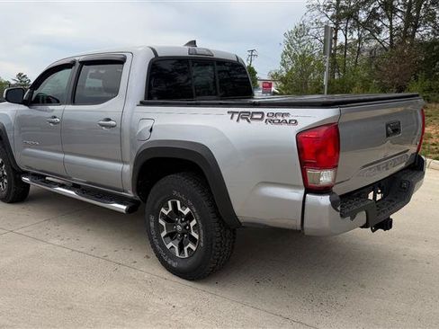 Used 2016 Toyota Tacoma TRD Off-Road w/ Premium & Technology Package RWD image 3