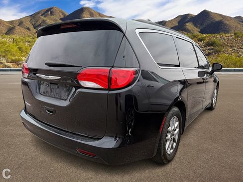 Used 2021 Chrysler Voyager Lxi FWD image 4