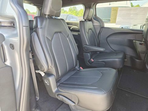 New 2026 Chrysler Pacifica Select FWD image 16