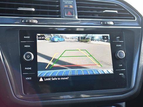 Used 2023 Volkswagen Tiguan SE w/ Panoramic Sunroof Package image 18