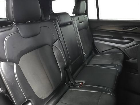 Used 2024 Jeep Grand Cherokee L Laredo image 16