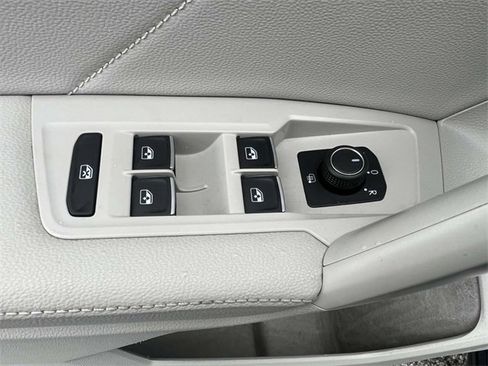 Used 2022 Volkswagen Tiguan SE image 14