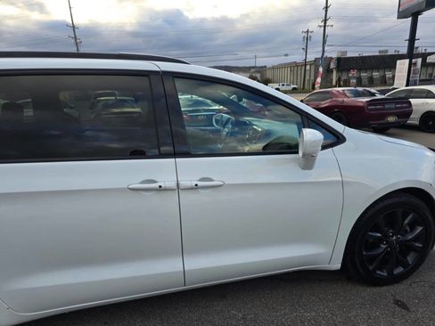 Used 2020 Chrysler Pacifica Touring w/ Advanced Safetytec Group image 76