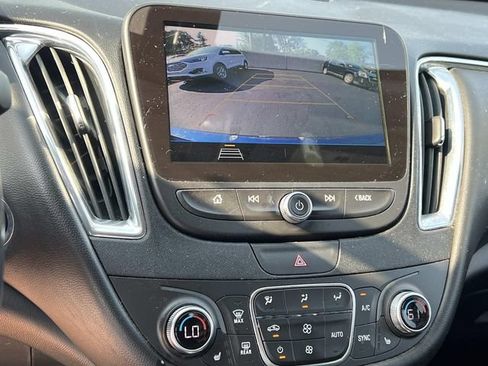 Used 2019 Chevrolet Malibu LT w/ Leather Package FWD image 12