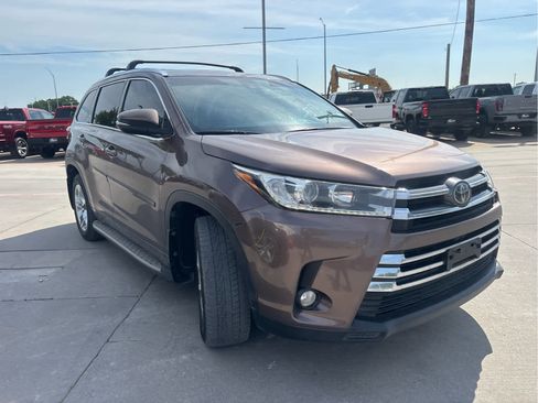 Used 2018 Toyota Highlander Limited FWD image 2