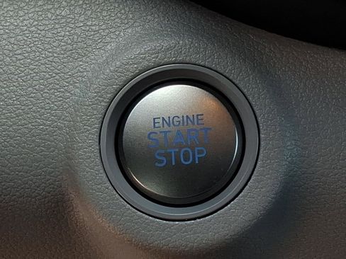 Certified 2025 Hyundai Venue SEL FWD image 25