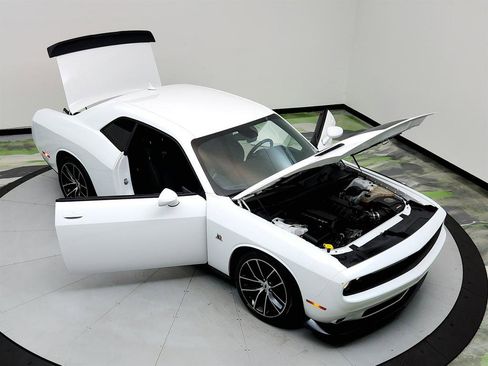 Used 2018 Dodge Challenger R/T Scat Pack RWD image 33