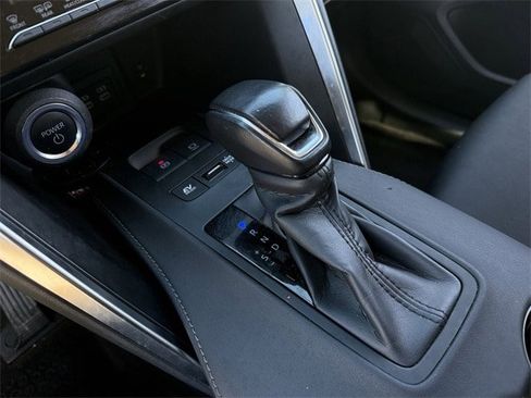 Used 2024 Toyota Venza LE image 19