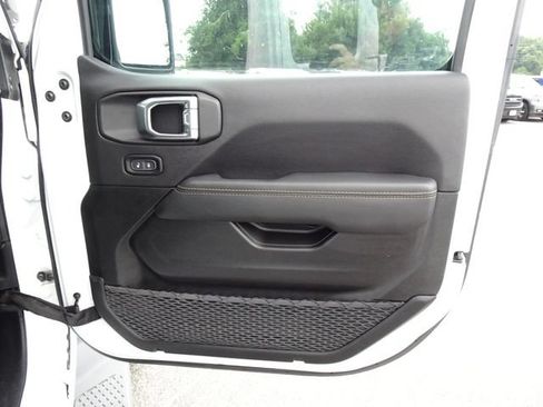 Used 2023 Jeep Gladiator Overland AWD/4WD image 15
