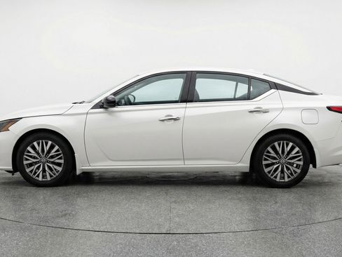 Used 2025 Nissan Altima 2.5 SV FWD image 5