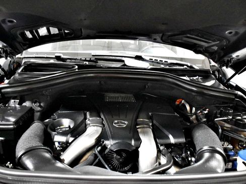 Used 2015 Mercedes-Benz GL 550 4MATIC w/ Accessory Chrome Package image 8