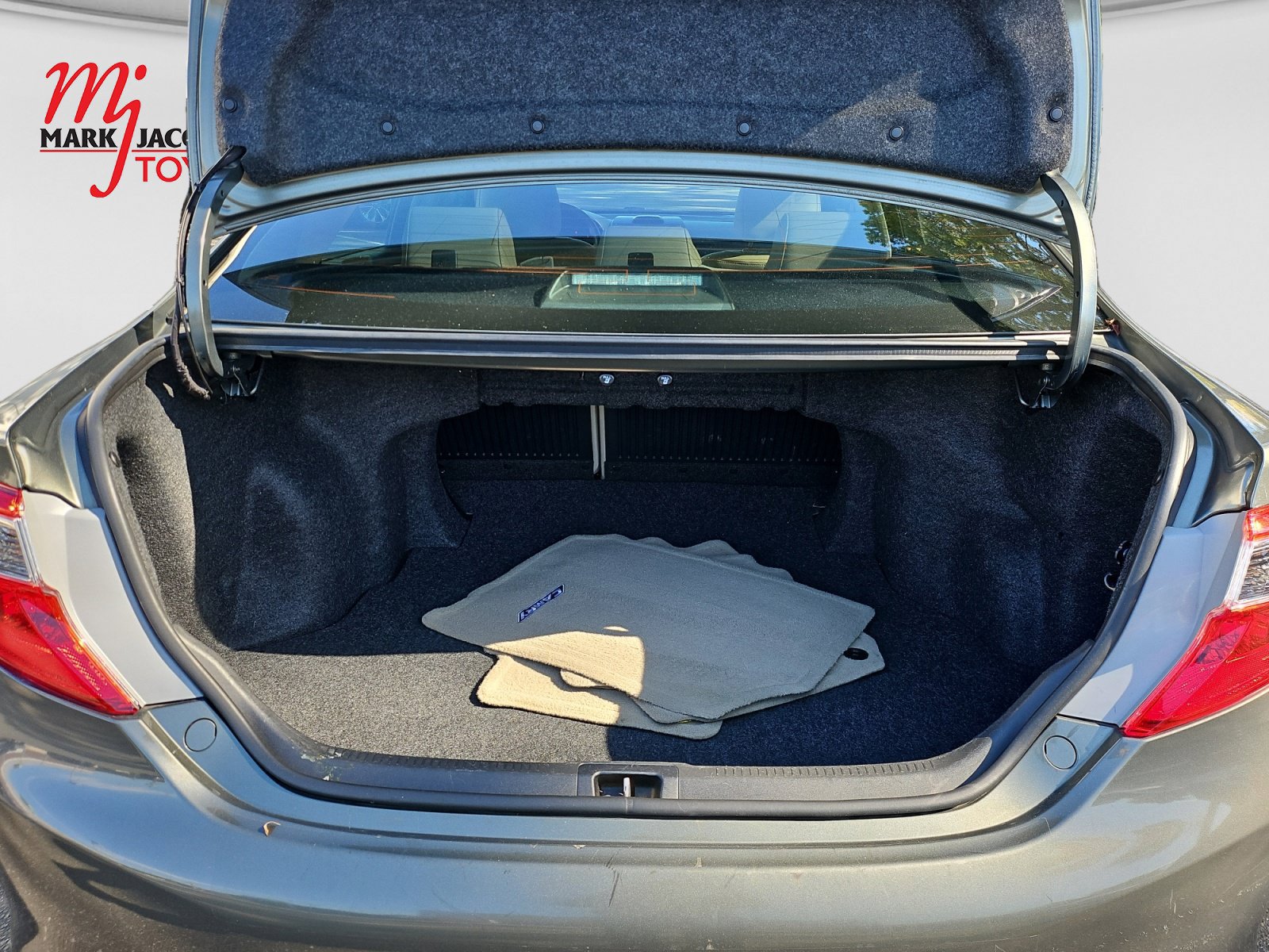 Used 2012 Toyota Camry XLE w/ Leather Pkg FWD image 18