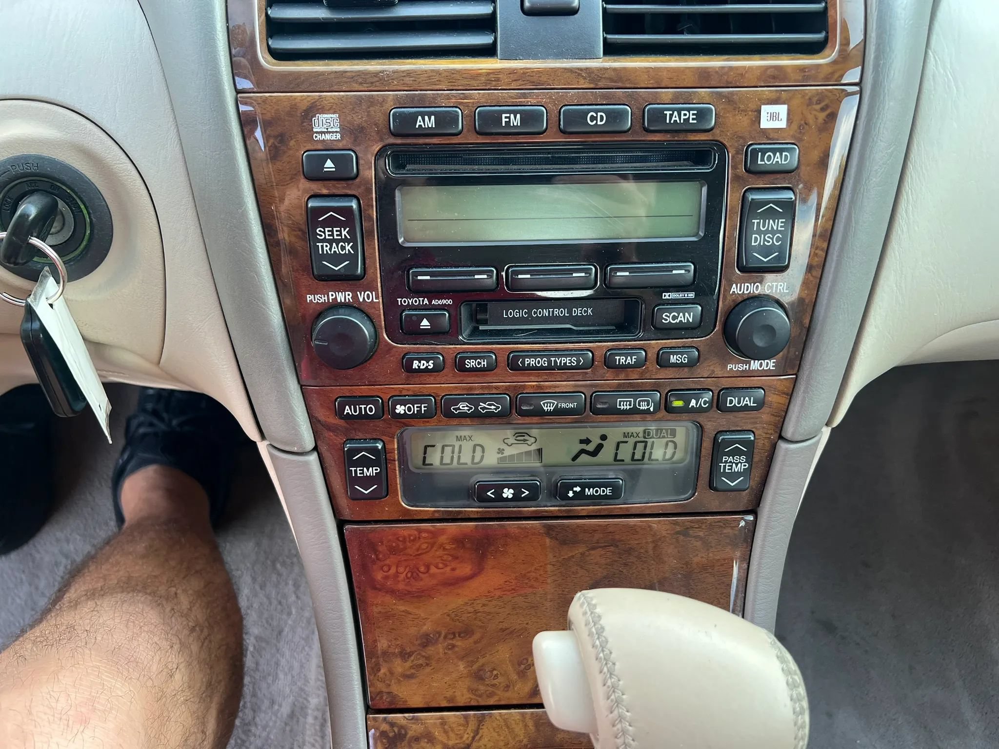 Used 2000 Toyota Avalon XLS FWD image 11