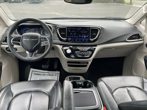 Used 2023 Chrysler Pacifica Touring-L FWD image 18
