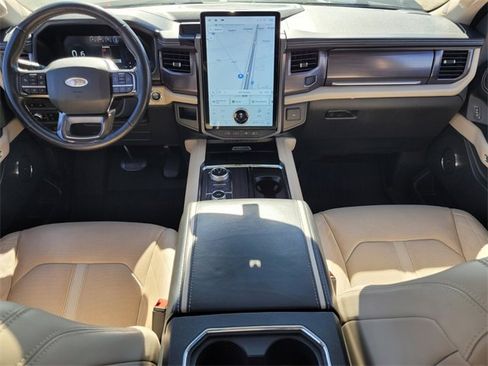 Used 2022 Ford Expedition Platinum image 11