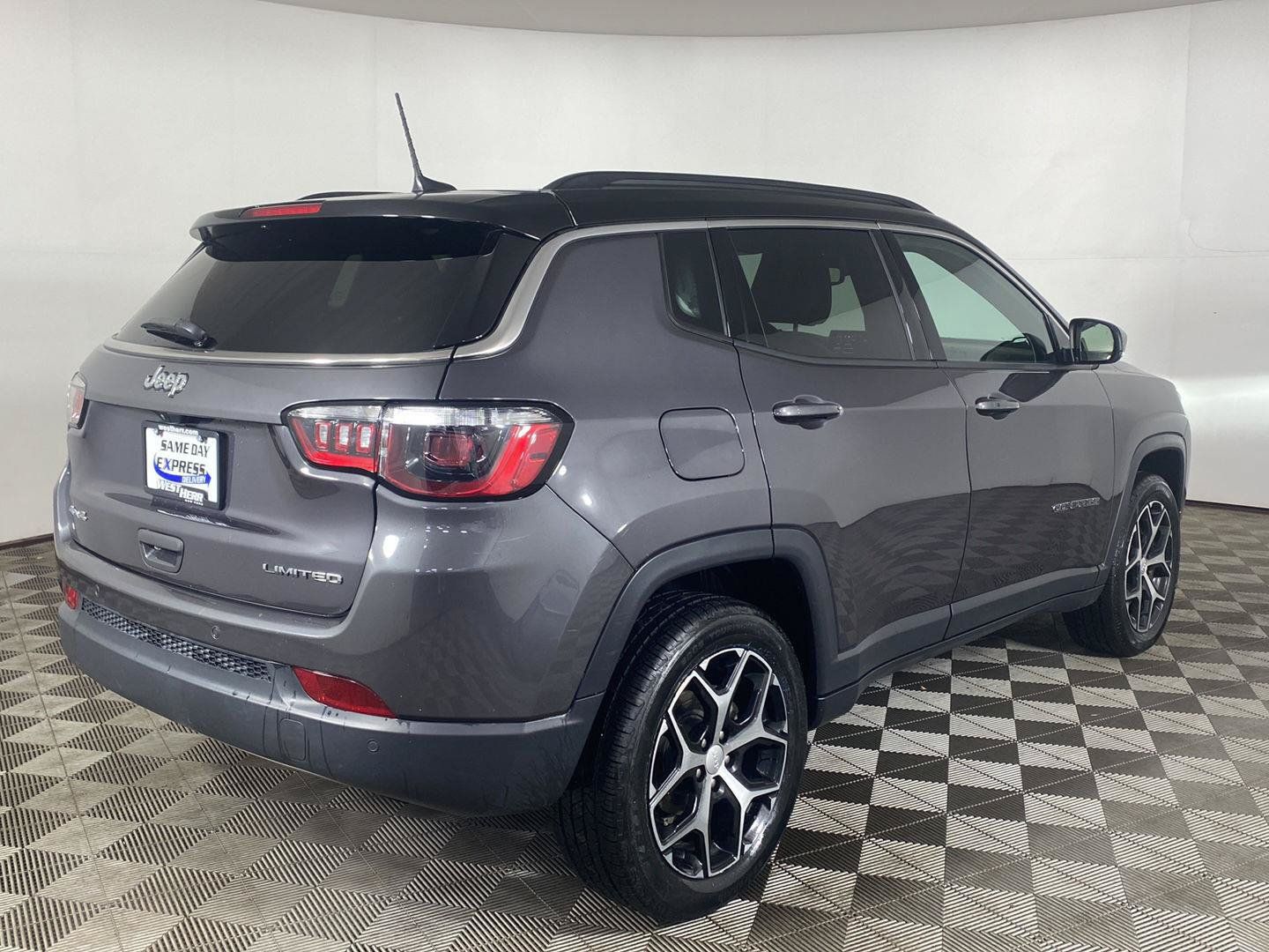 Used 2024 Jeep Compass Limited w/ Sun and Sound Group AWD/4WD image 3