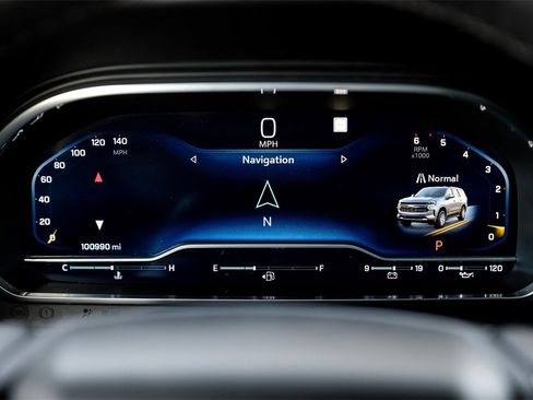 Used 2022 Chevrolet Suburban LT w/ Luxury Package image 15