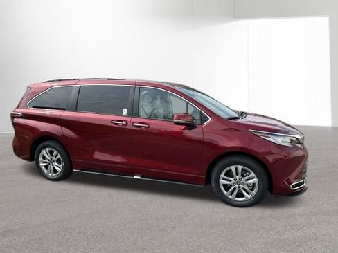 Used 2026 Toyota Sienna Limited FWD image 3