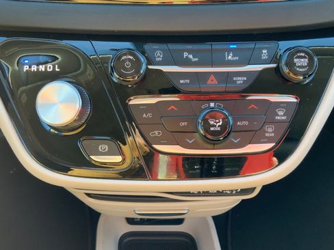 Used 2023 Chrysler Pacifica Touring-L image 34