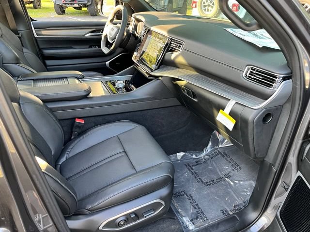 Used 2023 Jeep Wagoneer Series III w/ Premium Group I AWD/4WD image 32