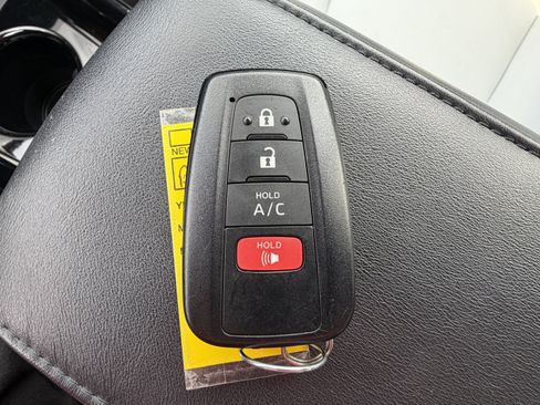 Used 2021 Toyota Prius Prime XLE FWD image 30