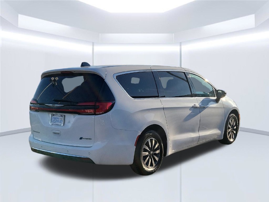 Used 2024 Chrysler Pacifica Limited FWD image 6