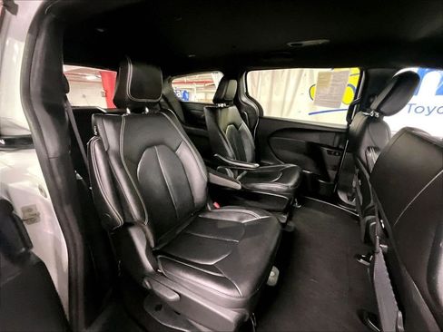 Used 2024 Chrysler Pacifica Limited FWD image 16