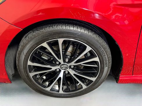 Used 2020 Toyota Camry SE image 10