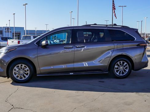 Certified 2024 Toyota Sienna XLE image 5