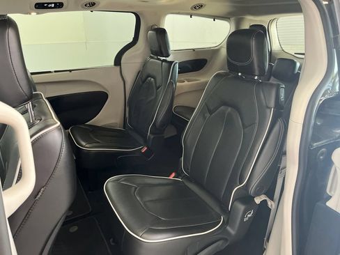 Used 2023 Chrysler Pacifica Limited FWD image 20
