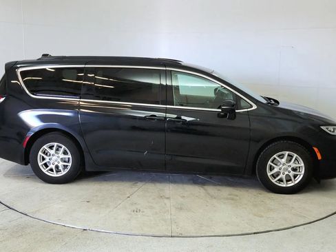 Used 2022 Chrysler Pacifica Touring-L image 8