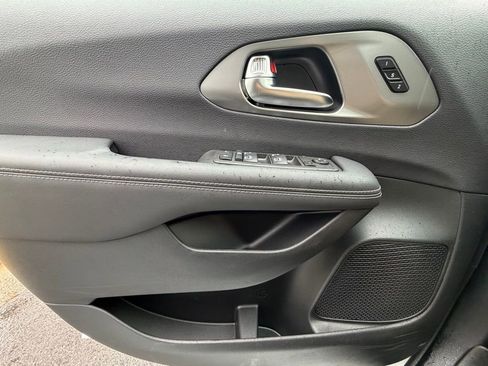 Used 2026 Chrysler Pacifica Select image 32