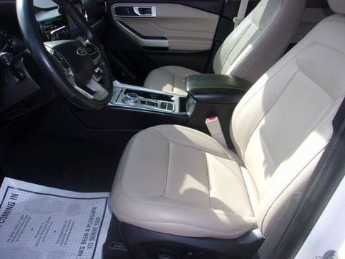 Used 2022 Ford Explorer XLT w/ Equipment Group 202A image 5