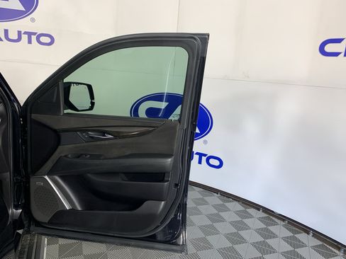 Used 2018 Cadillac Escalade Platinum RWD image 40