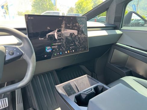 Used 2024 Tesla Cybertruck AWD Crew Cab image 30