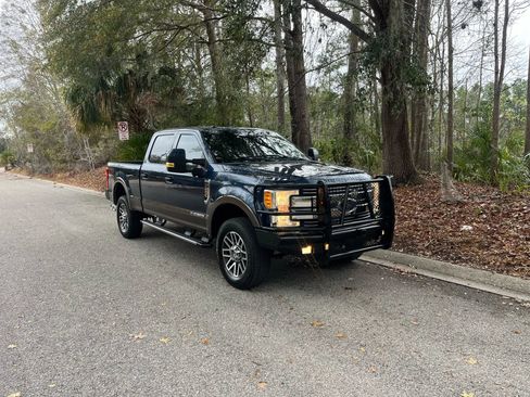Used 2017 Ford F250 Lariat w/ Lariat Value Package image 3