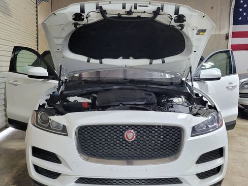 Used 2018 Jaguar F-PACE image 12