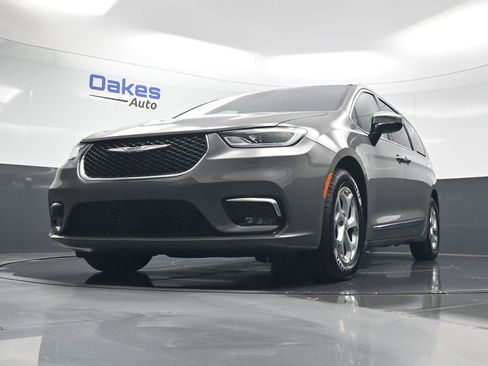 Used 2023 Chrysler Pacifica Limited image 41