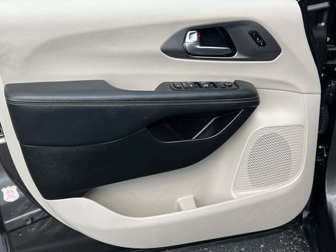 Used 2023 Chrysler Pacifica Touring-L FWD image 15