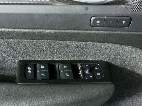 Used 2022 Volvo XC40 P8 Recharge Plus image 23