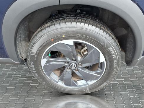 Used 2025 Nissan Rogue SV AWD/4WD image 12