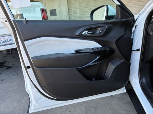 Used 2025 Chevrolet Trax LT FWD image 18