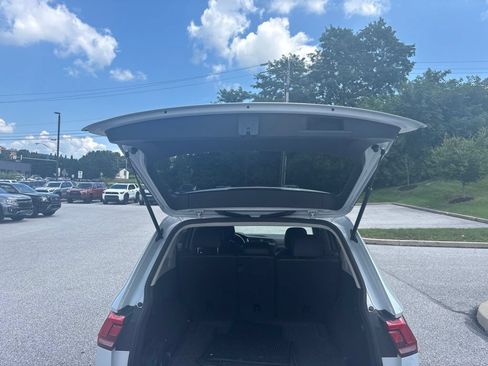 Used 2018 Volkswagen Tiguan SE w/ Panoramic Sunroof Package AWD/4WD image 7