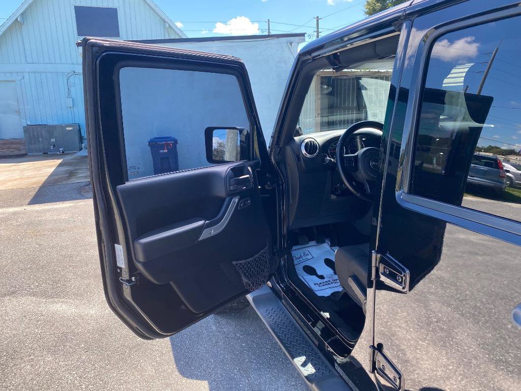 Used 2012 Jeep Wrangler Unlimited Sahara w/ Connectivity Group AWD/4WD image 13