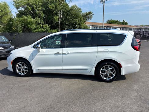 Used 2018 Chrysler Pacifica Limited image 2